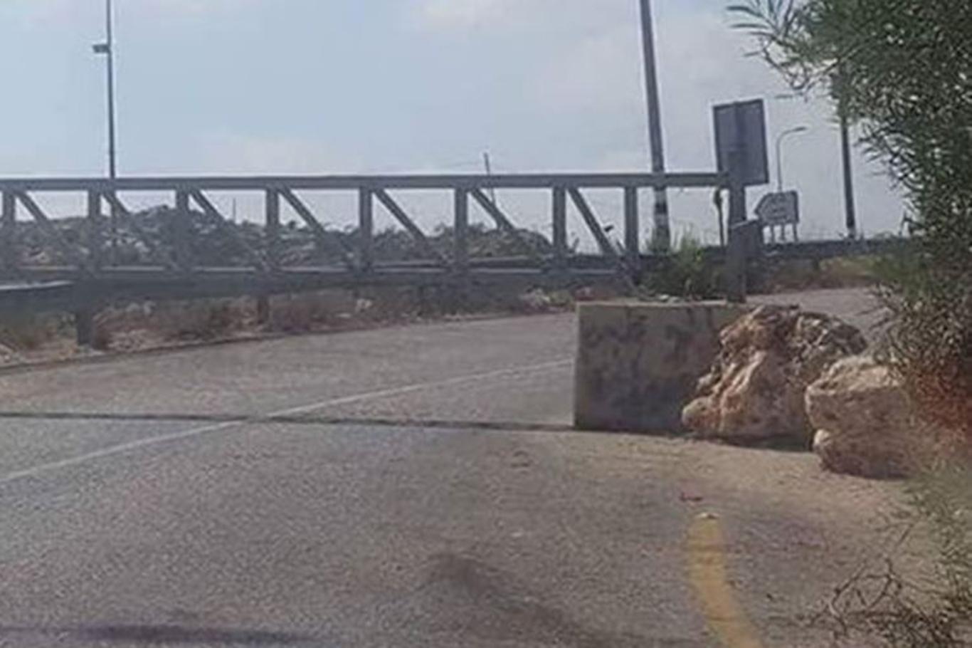 Zionist gangs block the roads to Sevahir desert in Palestine
